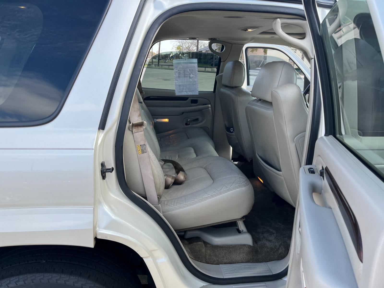 2002 white /TAN Cadillac Escalade 2WD (1GYEC63T62R) with an 5.3L V8 OHV 16V engine, 4-Speed Automatic Overdrive transmission, located at 14700 Tomball Parkway 249, Houston, TX, 77086, (281) 444-2200, 29.928619, -95.504074 - Photo #12